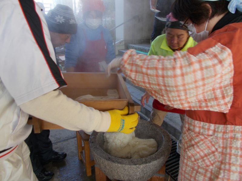 せいろからもち米をうすに移す