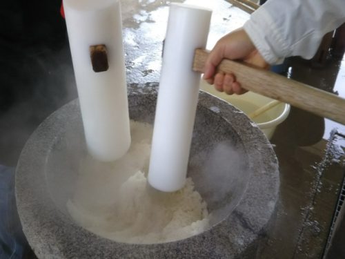 蒸し上がったもち米をつぶす