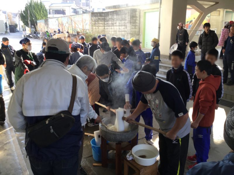 蒸し上がったもちをつぶす