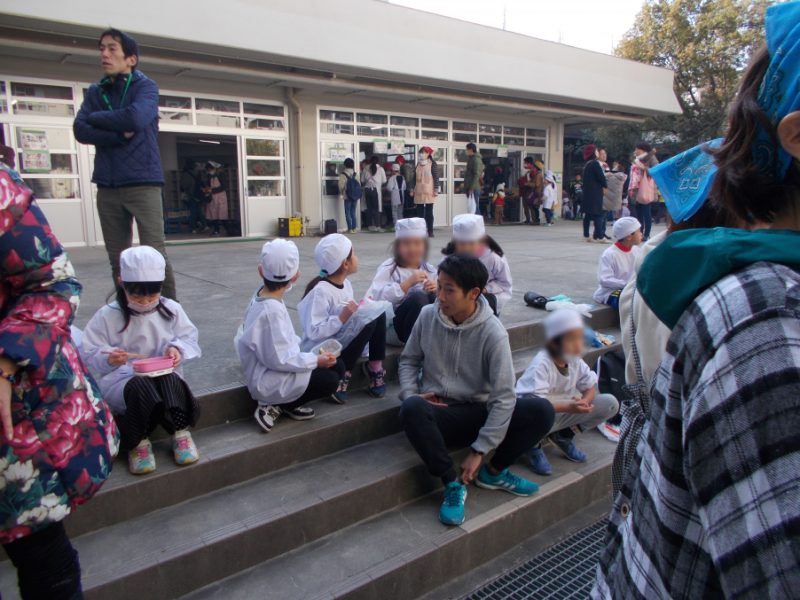 餅を食べる児童