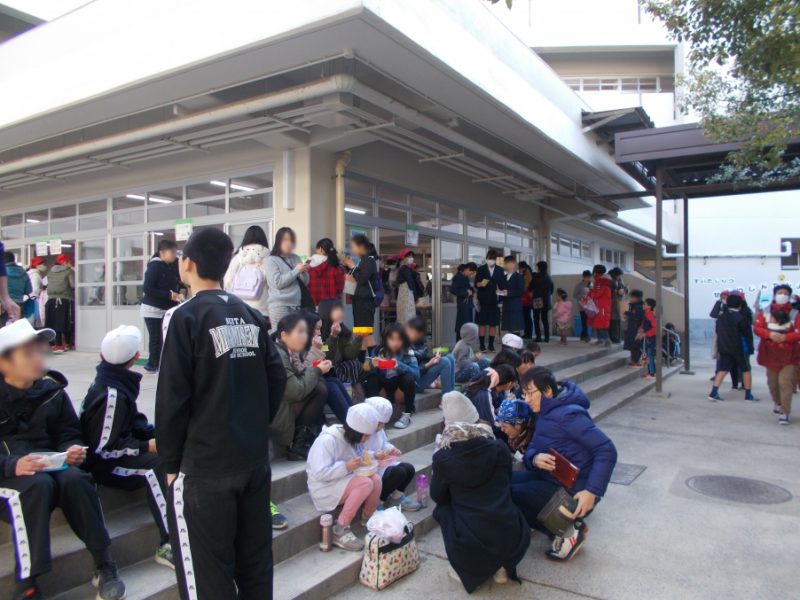 もちを食べる子ども達