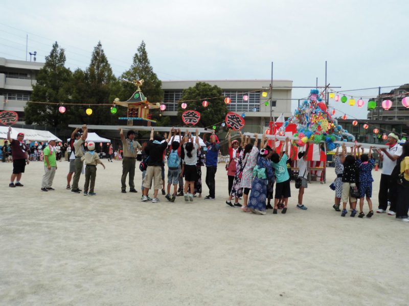 みこしを担ぎあげる子ども達