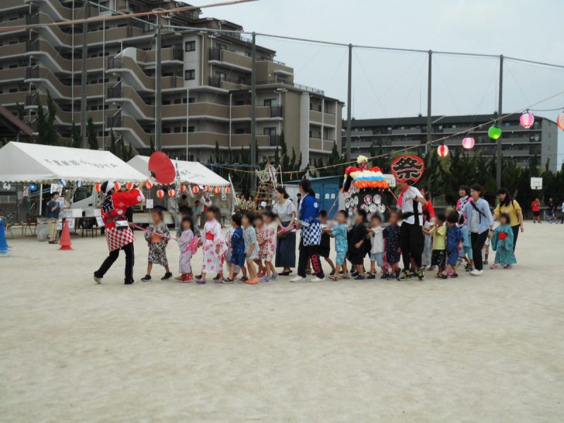 みこし練り歩き