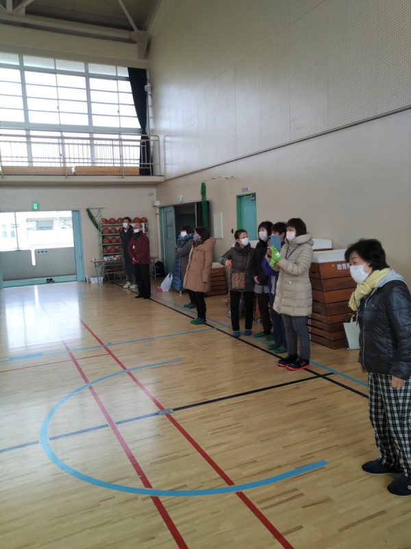 簡易テント組み立て訓練を待つ参加者