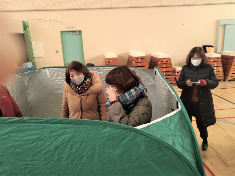 簡易テントに入ってみる体験