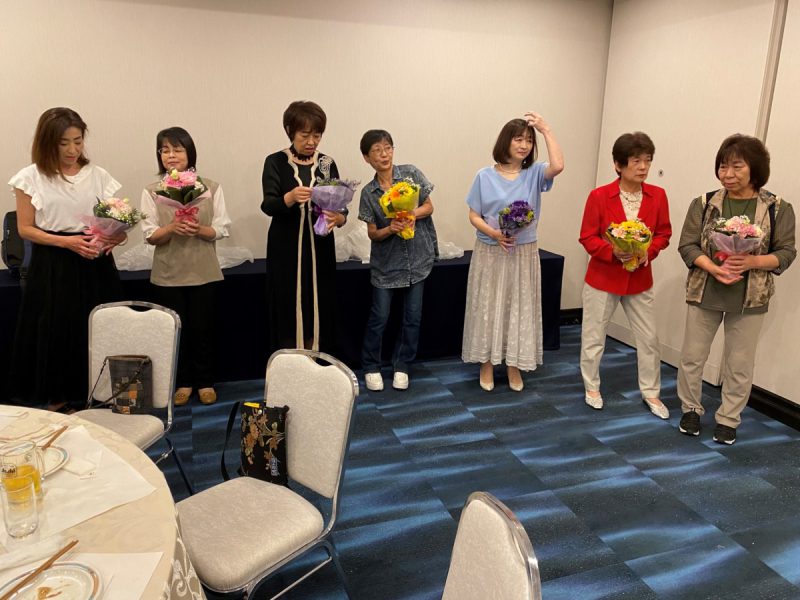 歓送迎会離任される先生方に渡す花束を持つスタッフ