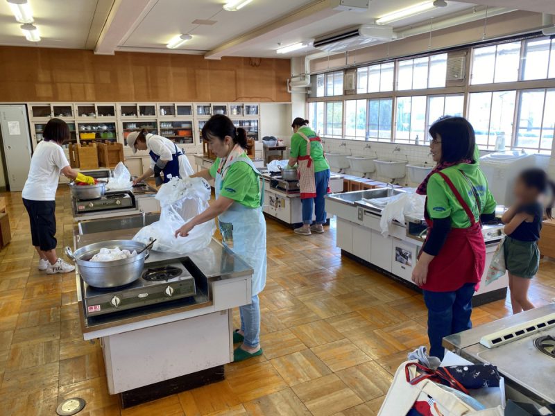 手拭いを染料に浸す