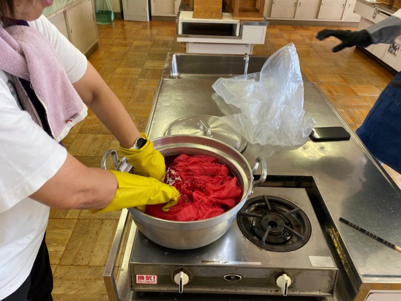 真っ赤に染まる手拭い