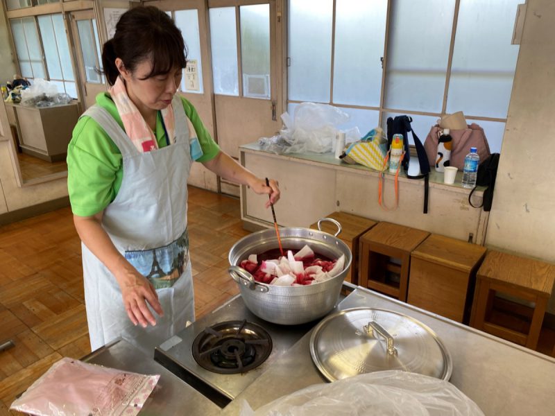 手拭いを染料に浸す