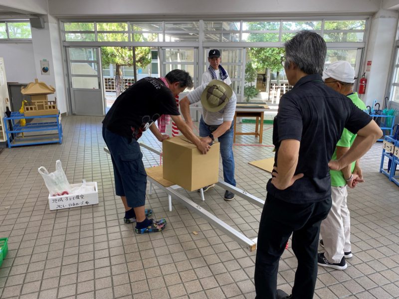 みこし作製のスタッフ