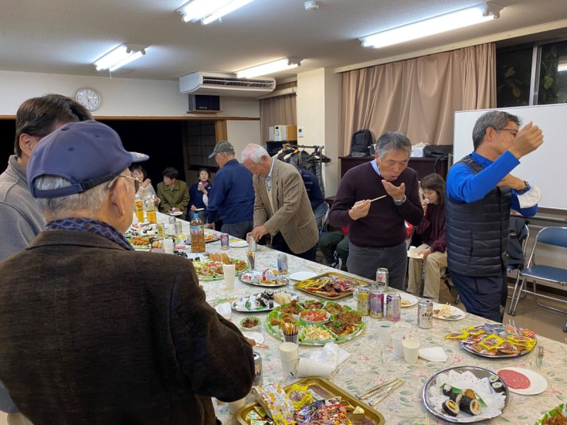 ビュッフェにて料理を楽しむ