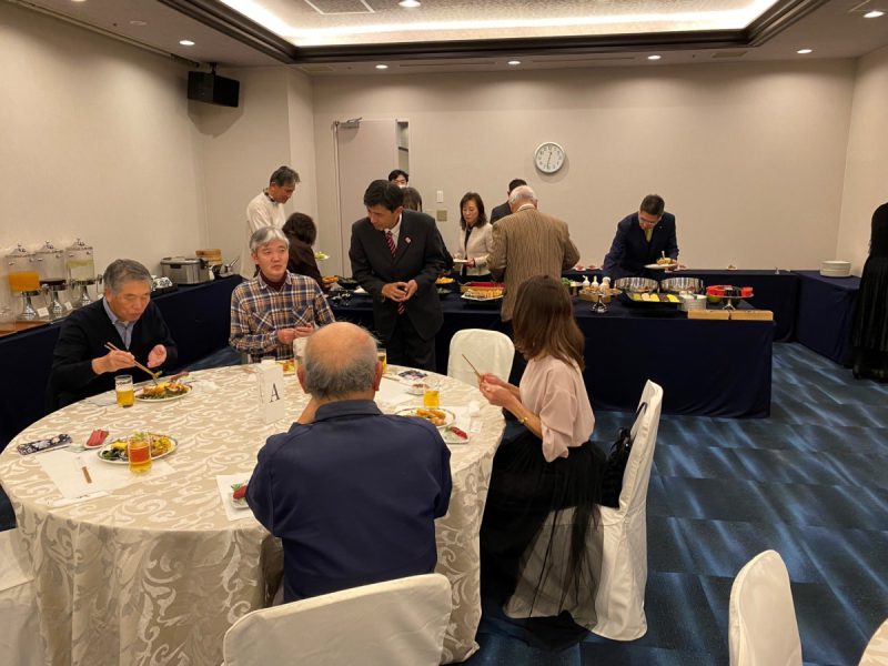 ビュッフェとテーブル歓談