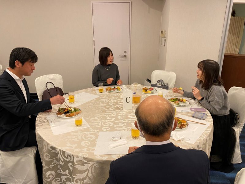 テーブルにて歓談