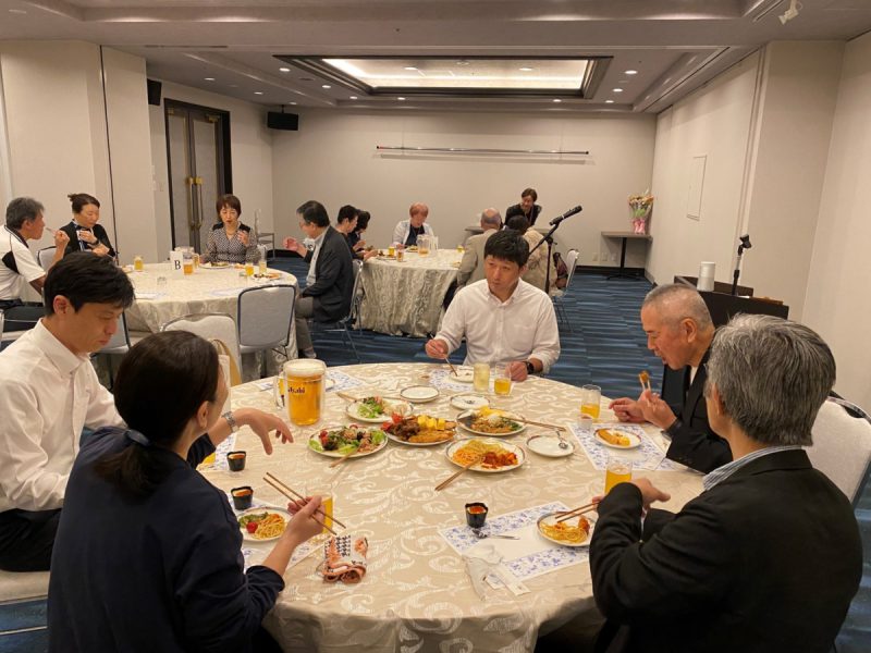 テーブルで歓談