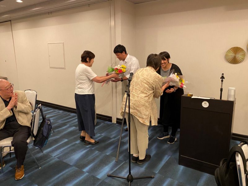 離任される先生方に花束贈呈