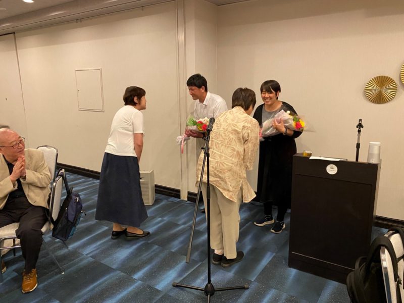 離任される先生に花束贈呈