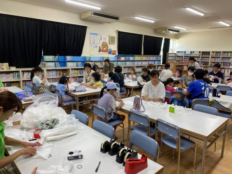 子ども達による手拭い染めの準備