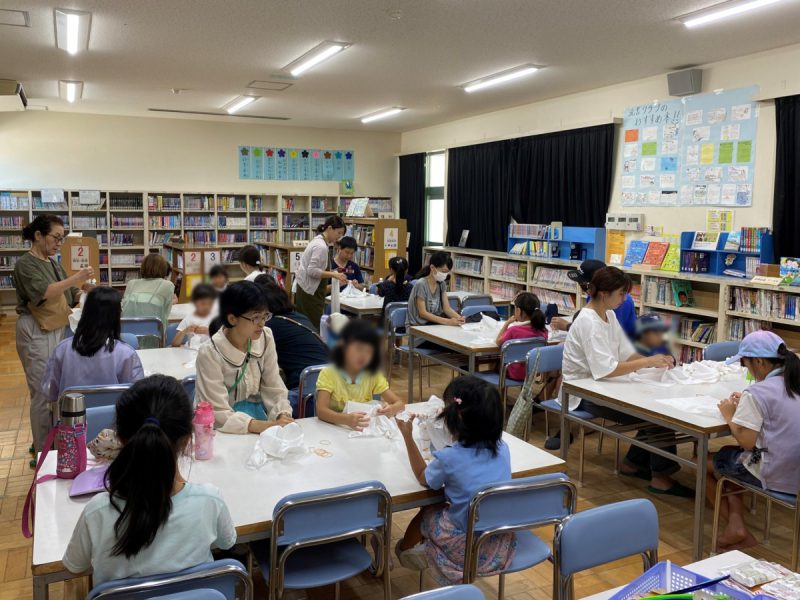 子ども達による手拭い染めの準備