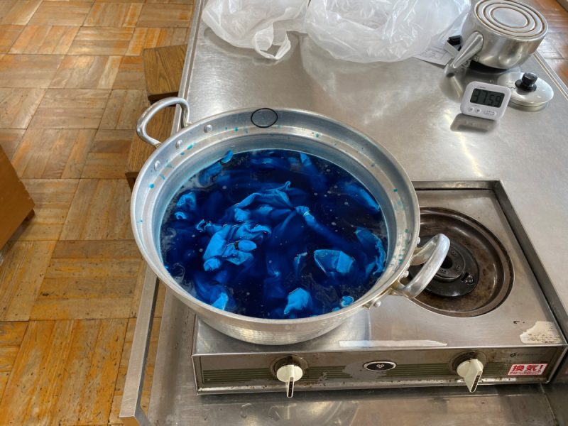 手拭いを染料に浸す