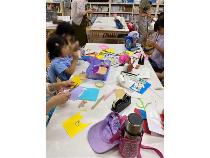 お御輿の飾りを作製中の子ども達