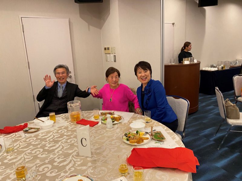 テーブルでの歓談風景