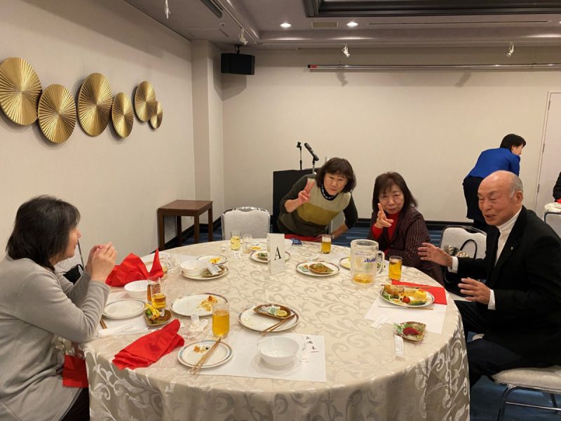 テーブルでの歓談風景