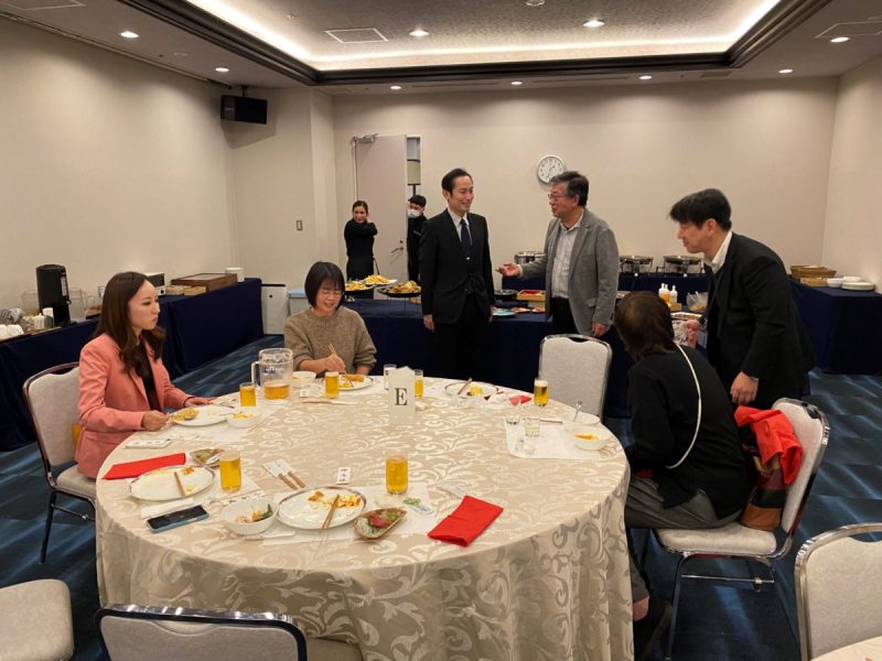 テーブルでの歓談風景