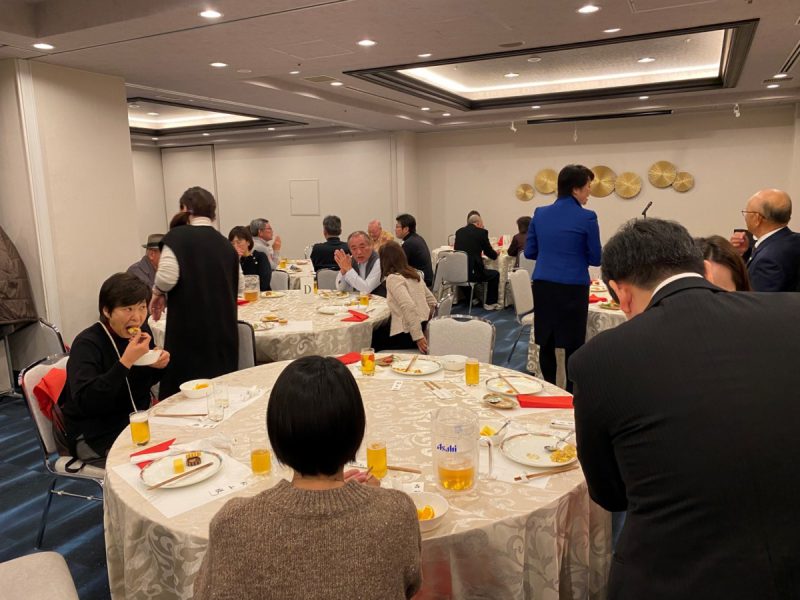 テーブルでの歓談風景