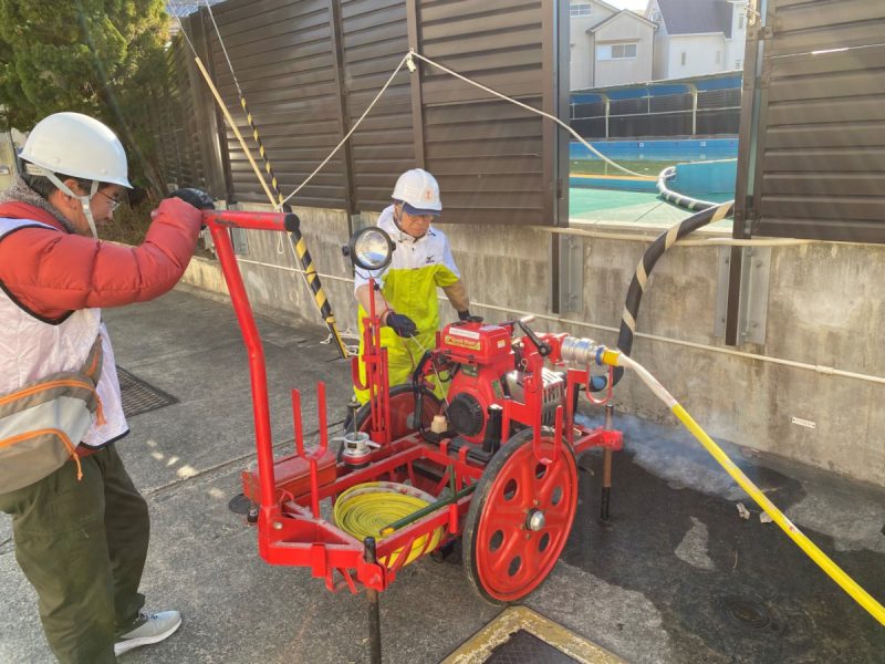 プールから可搬式ポンプへ給水