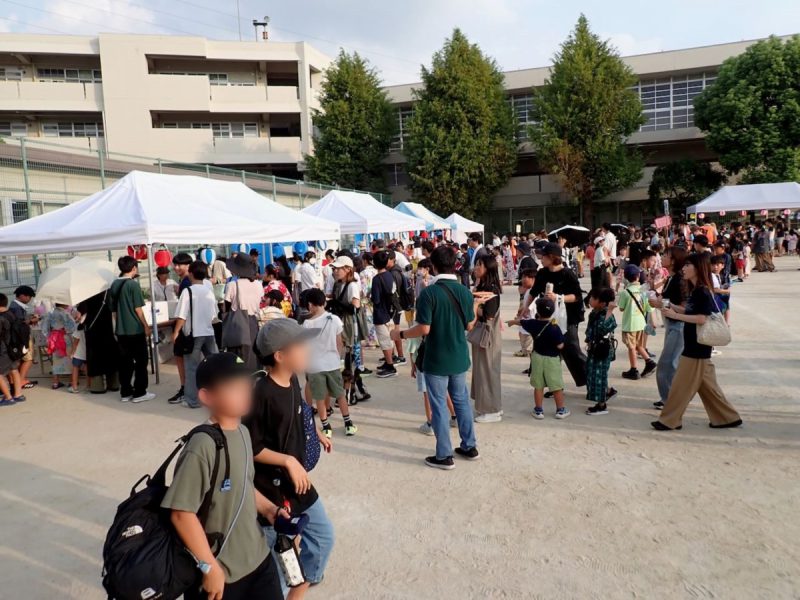 お店に並ぶ人々