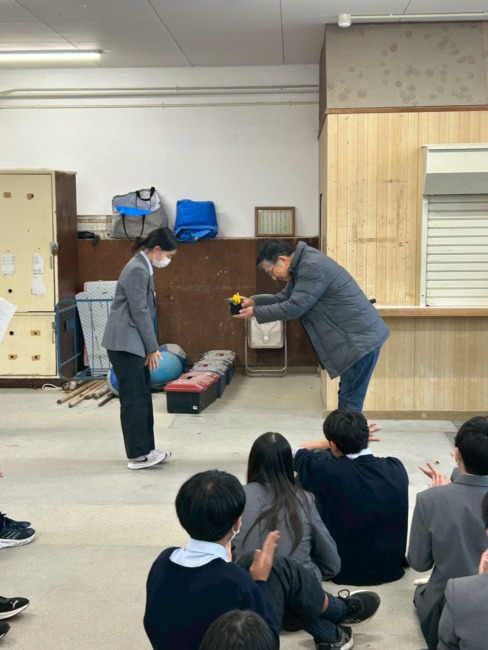 会長がパンジーの苗を受け取り